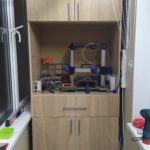 armoire sur le balcon avec des outils