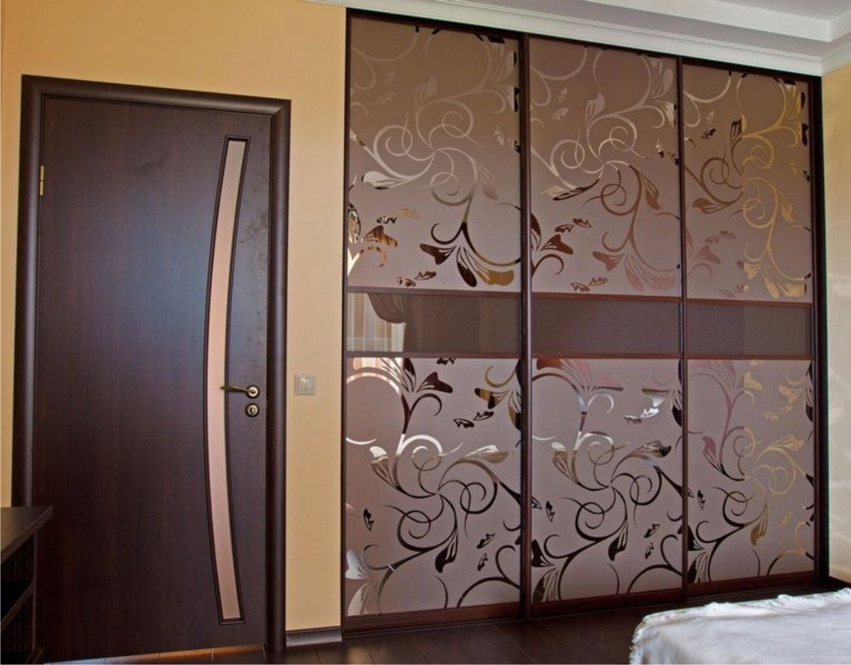 wardrobe with patterns on glass