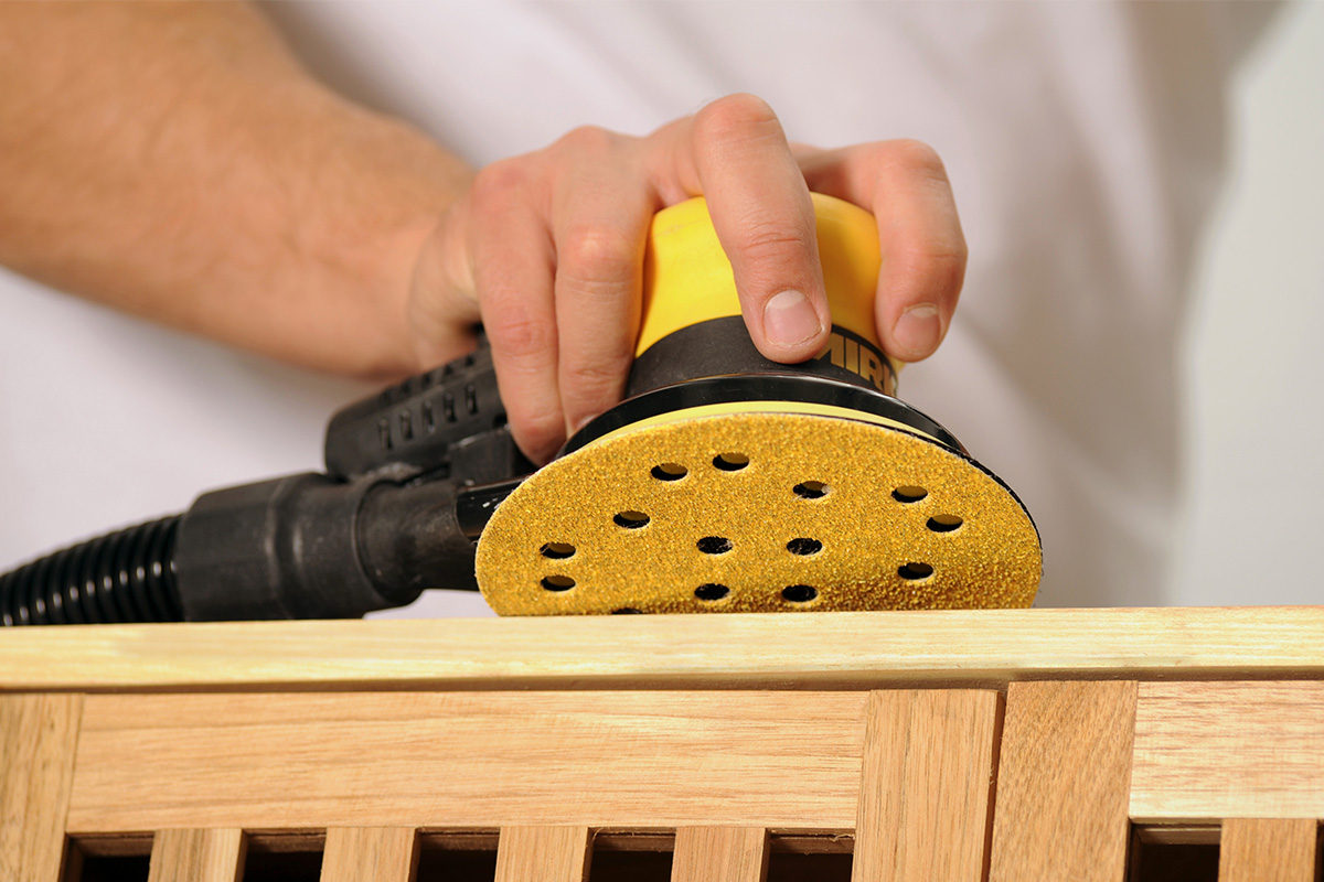 poncer des surfaces en bois