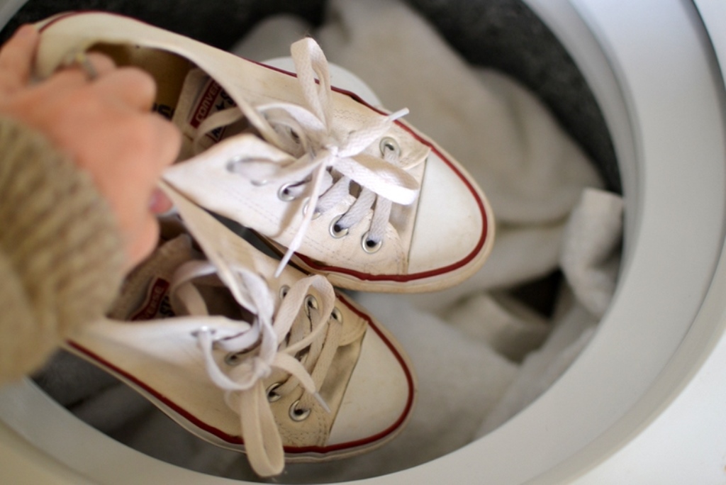 washing white sneakers