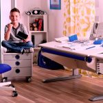 table dans la chambre pour l'enfant