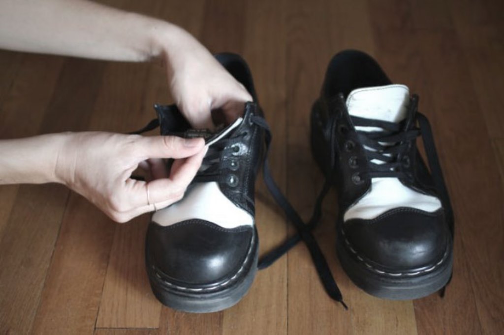 how to stretch leather shoes