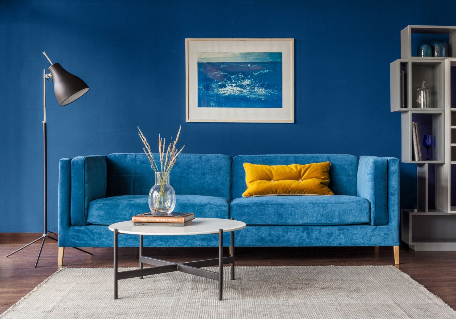 svijetla sofa