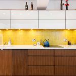 set dapur putih dengan warna kuning dan coklat