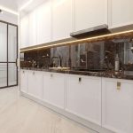 set dapur putih dengan meja coklat