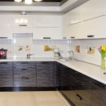 set dapur putih dengan kabinet hitam di bawahnya