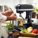 what is the difference between a blender and a mixer in the kitchen