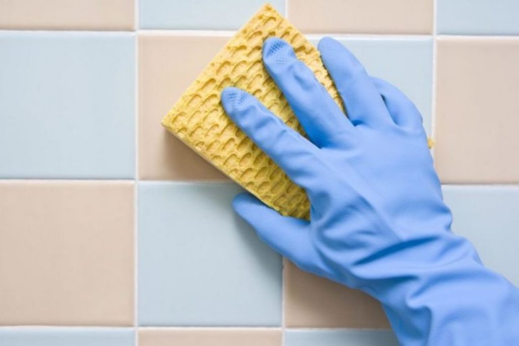 cleaning bathroom tiles