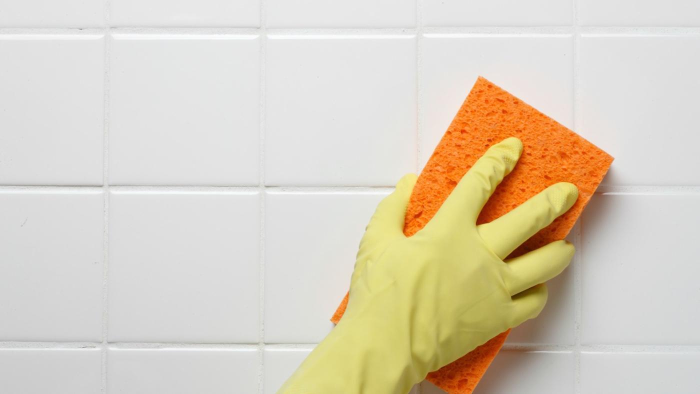 cleaning bathroom tiles