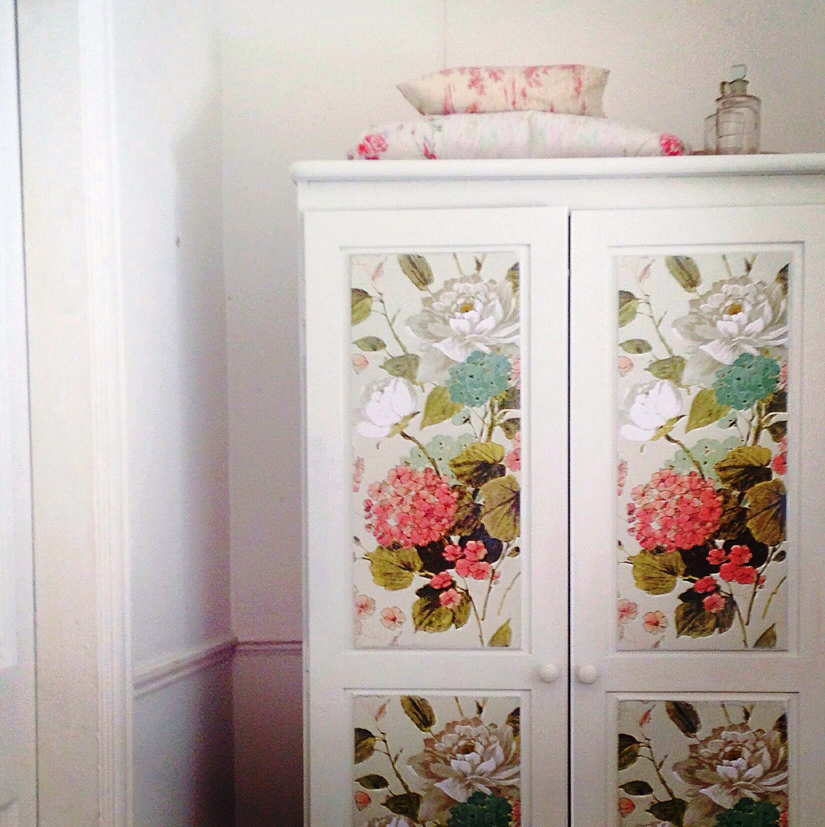 wardrobe decor wallpaper