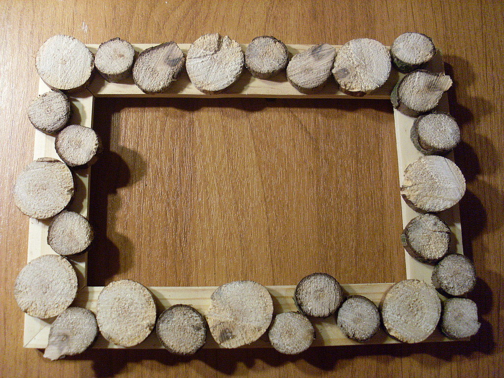 do-it-yourself photo frame made of wood