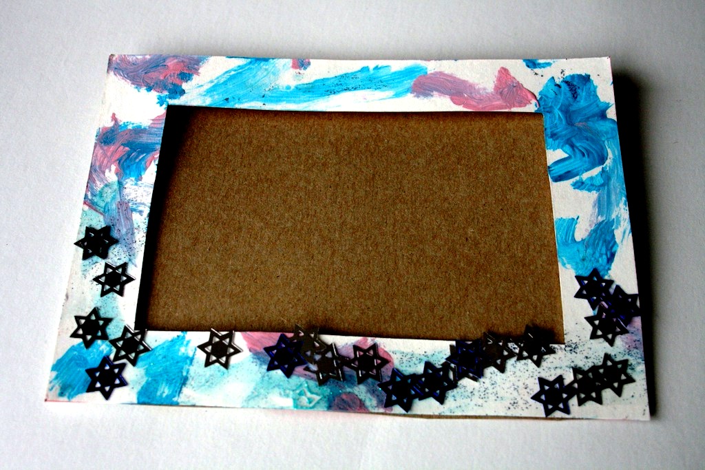 do-it-yourself photo frame made of cardboard photo