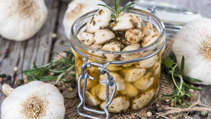 storing garlic in oil