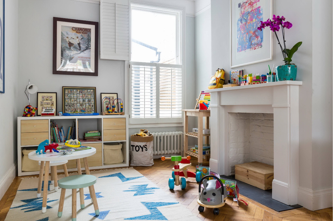 rangement des jouets dans la crèche