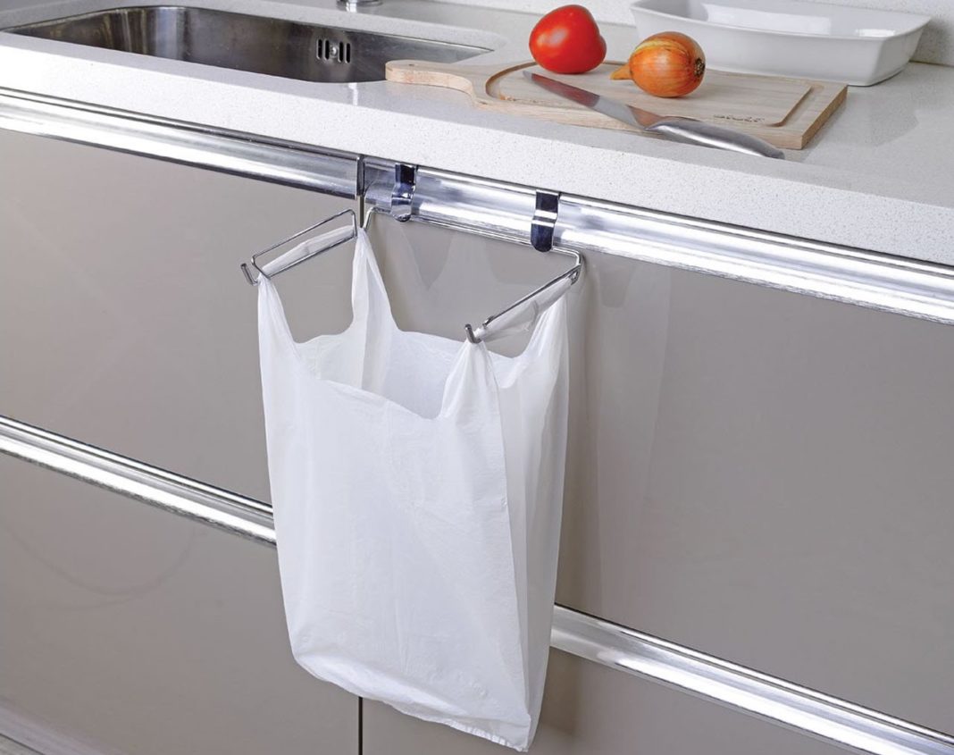 ranger des sacs dans la cuisine