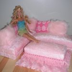 ružičasta sofa za Barbie