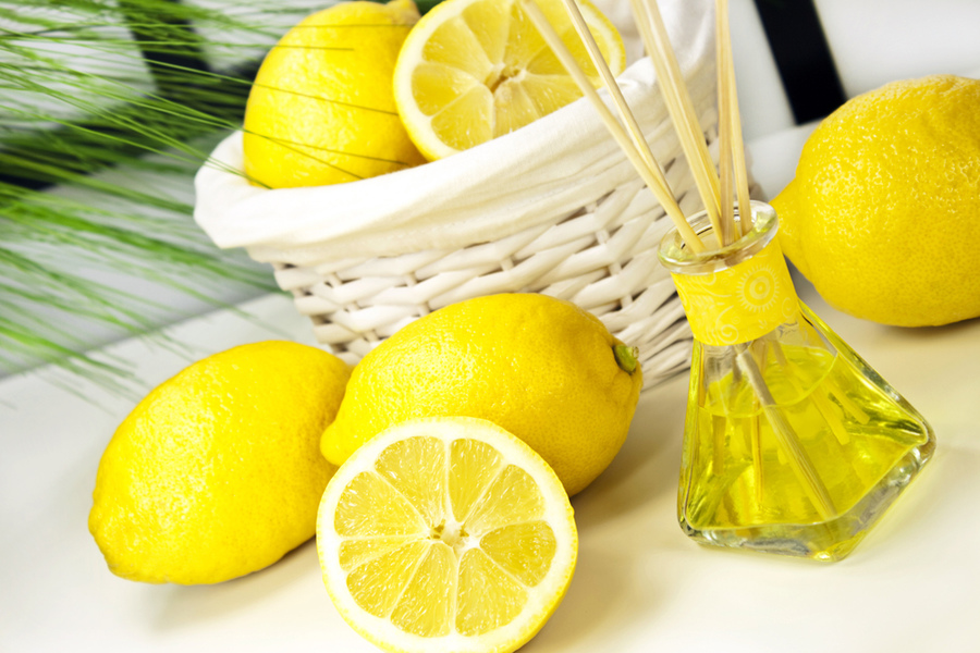 lemon wedges as flavoring