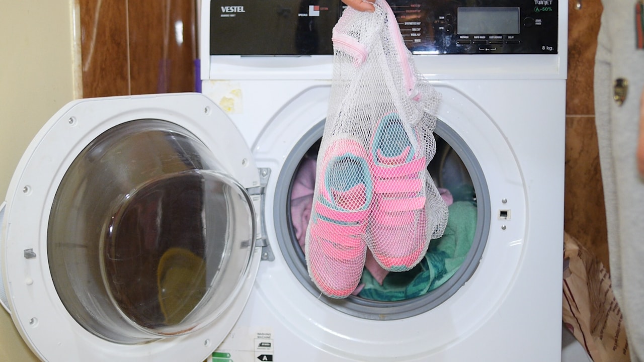 is it possible to wash sneakers in the washing machine