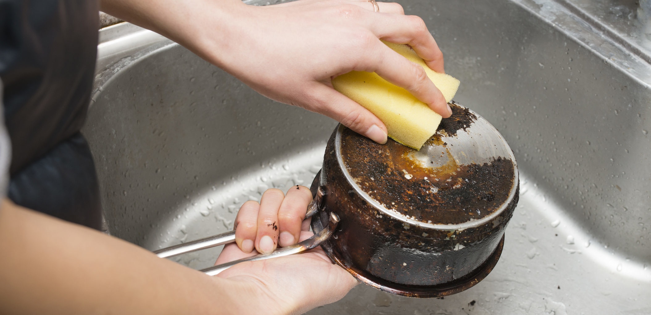 nettoyer l'extérieur de la casserole