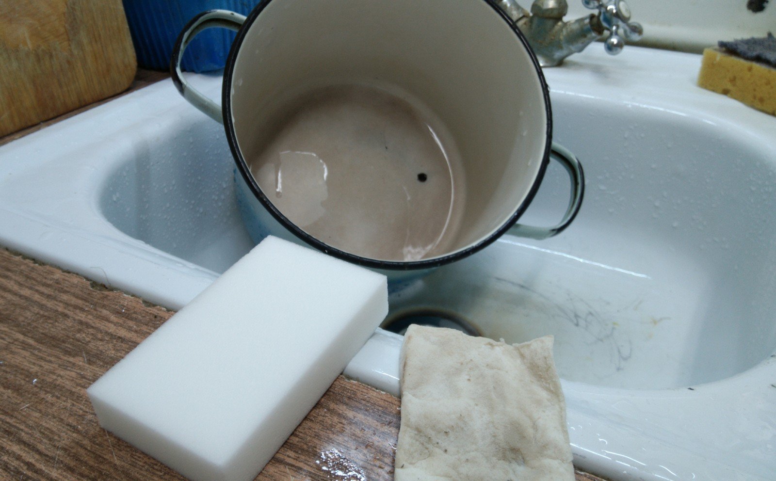 melamine sponge in action