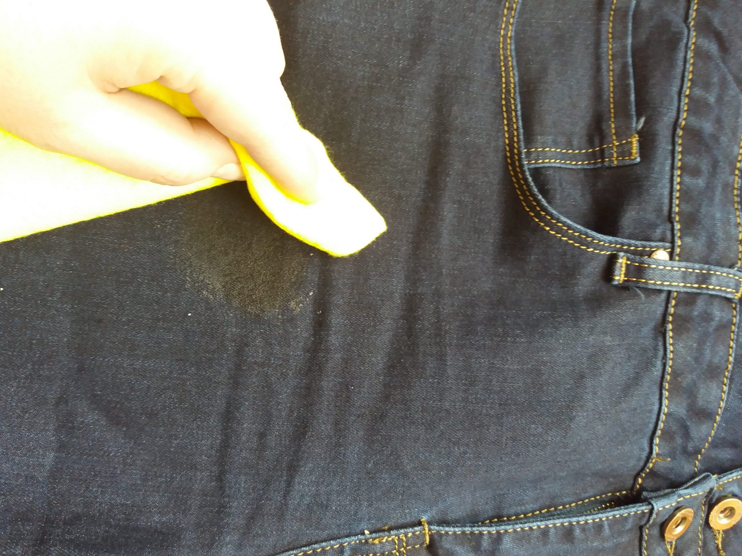 lutter contre les taches sur les jeans