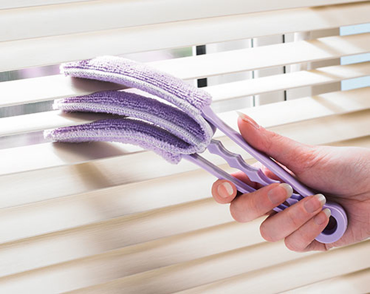 cleaning blinds on windows