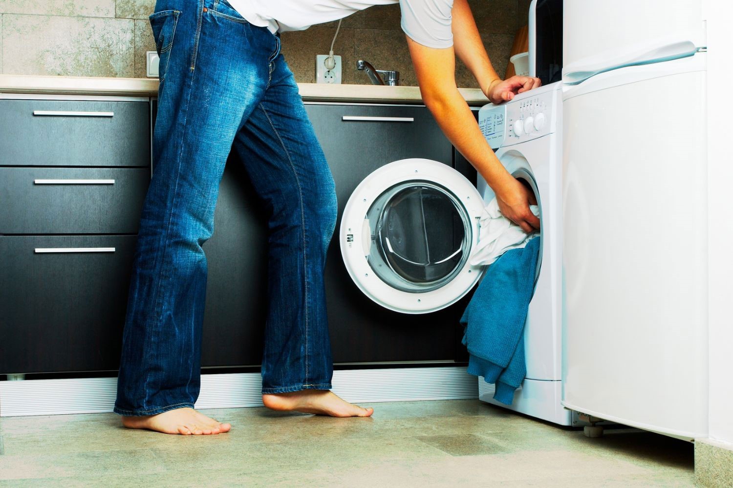 washing jeans in the car