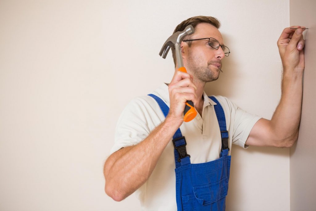 comment enfoncer un clou dans un mur