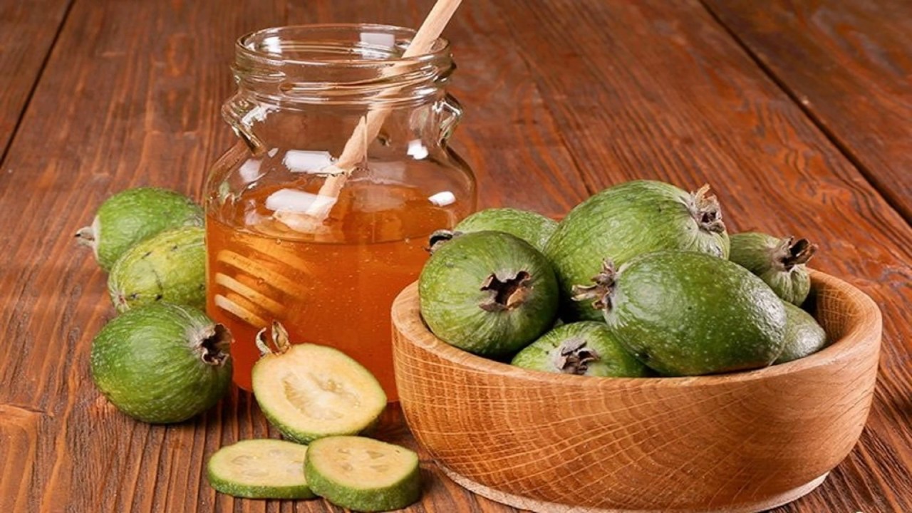 making feijoa with honey