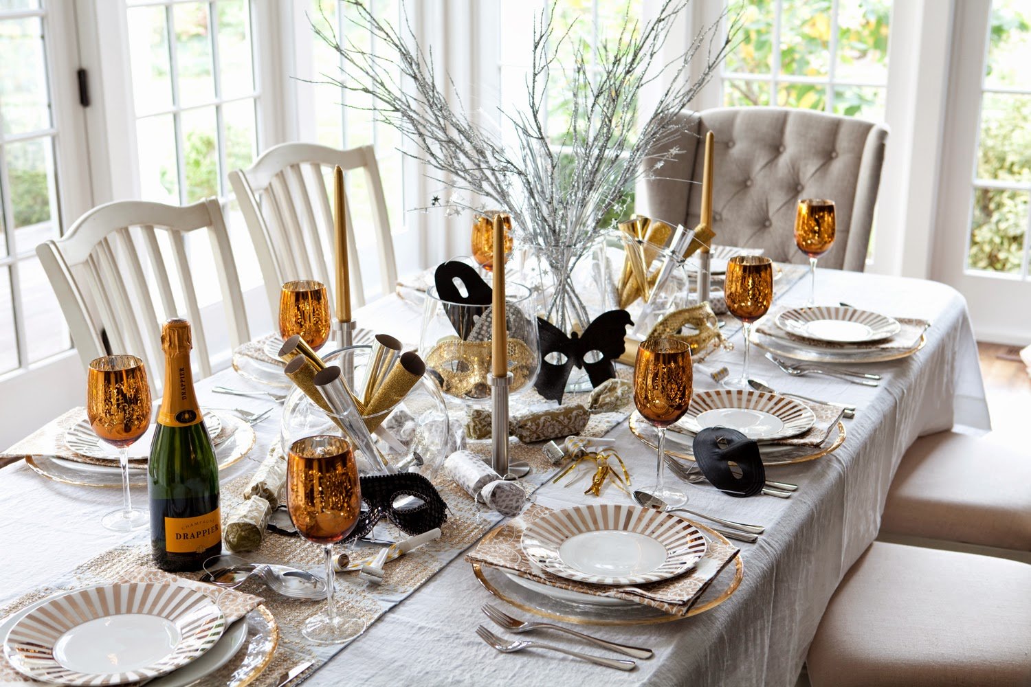 how to decorate a table for the holiday