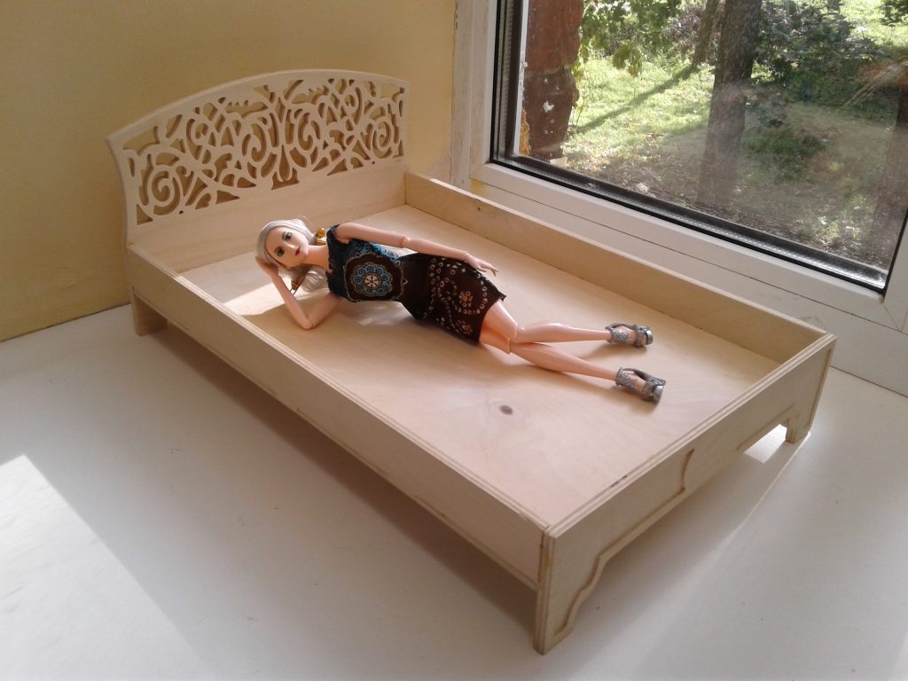 bed for dolls made of cardboard