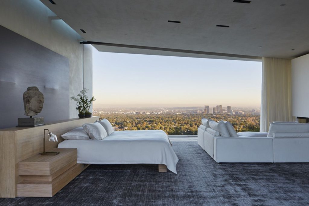 how to put a bed in a panoramic room