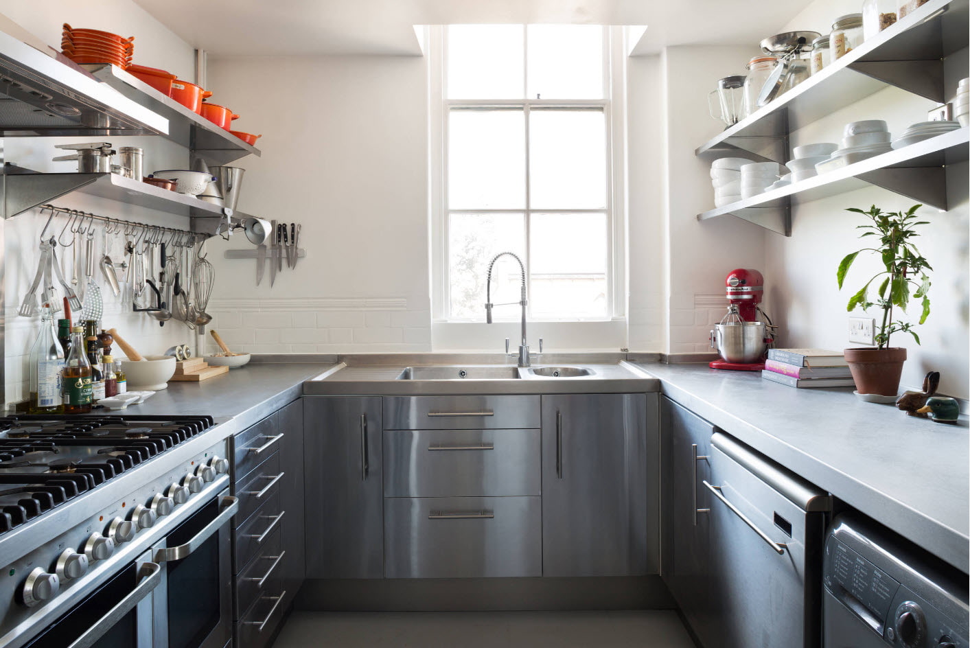 U-shaped kitchen without upper cabinets