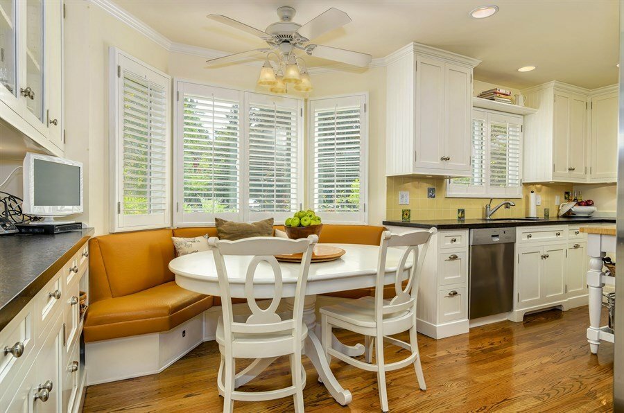 kitchen sofa in the bay window