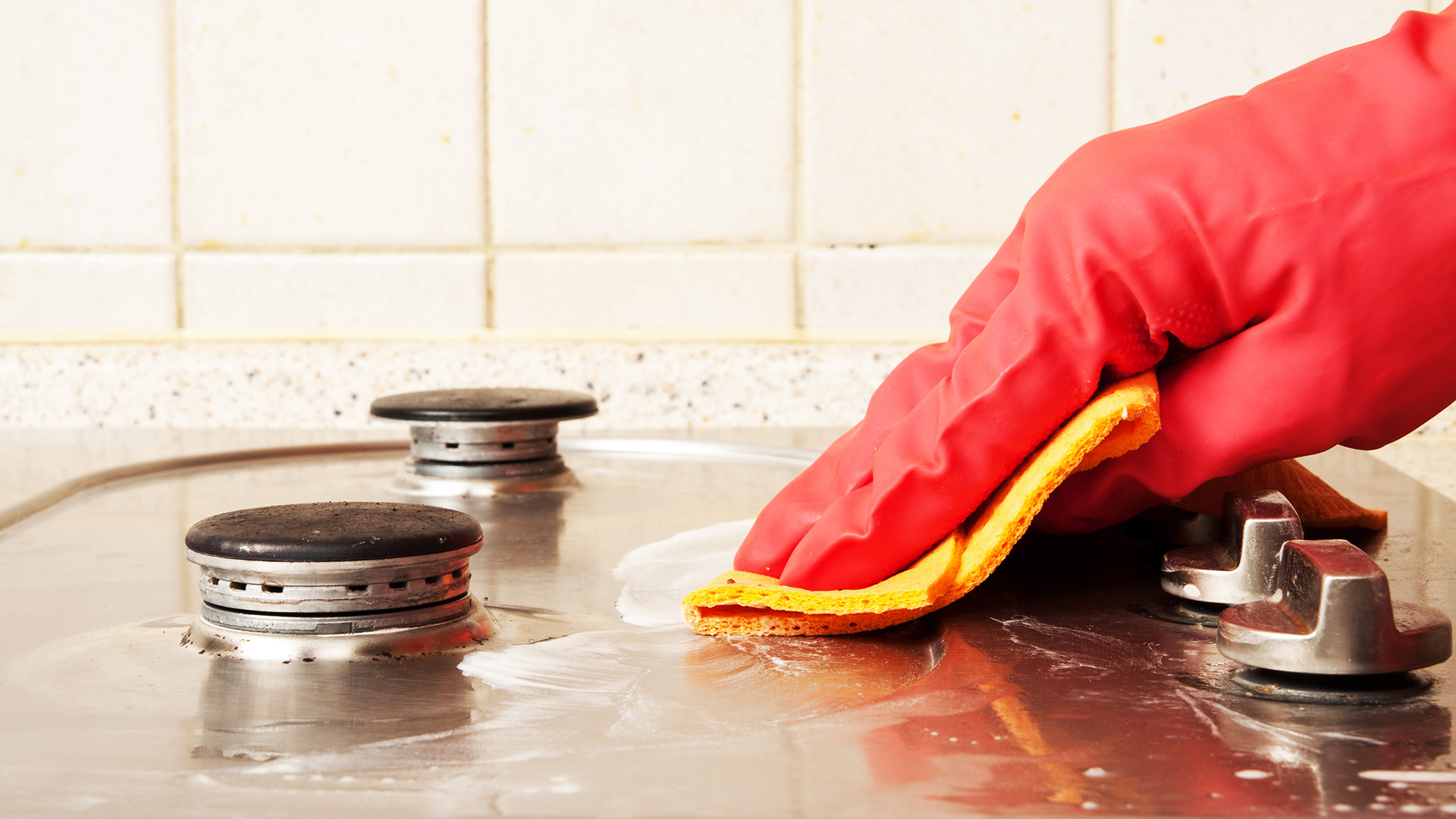 washing the plate with gloves