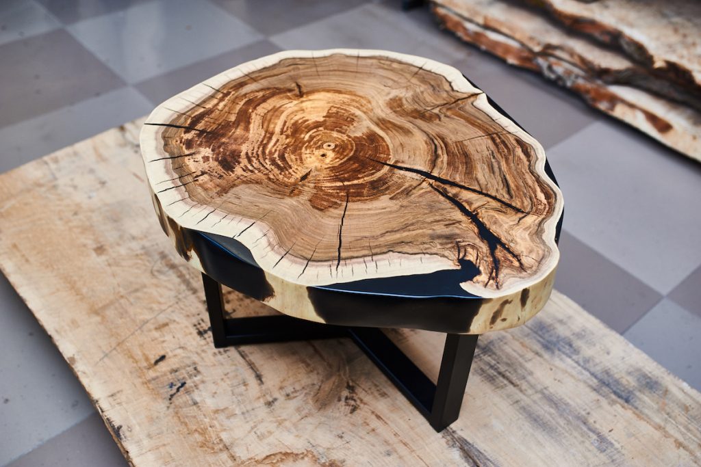 naturalness of the table from the saw cut