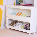 étagère à chaussures dans les idées de décoration du couloir