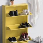 étagère à chaussures dans le couloir types de décoration