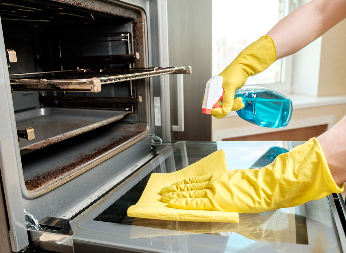 cleaning the oven from grease