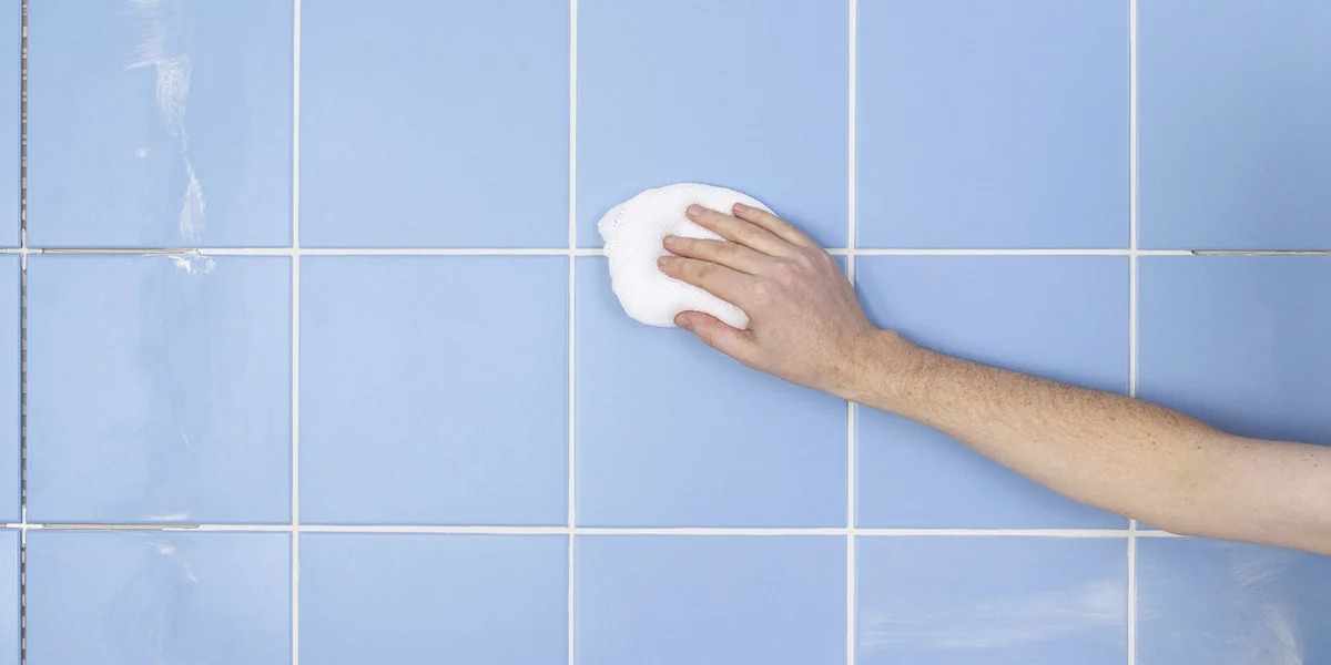 cleaning bathroom tiles