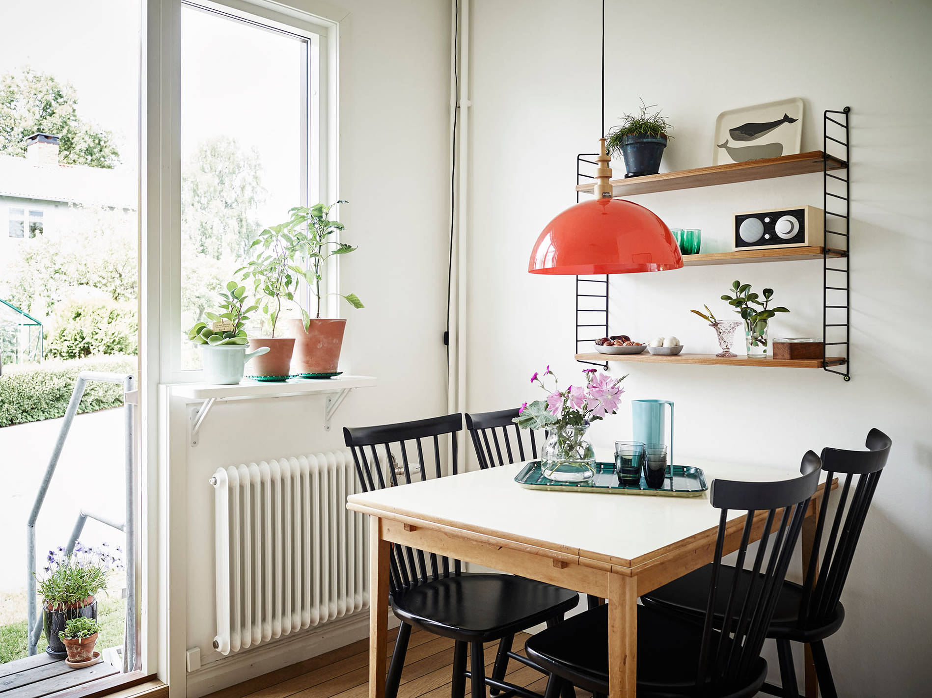 étagères pour la cuisine au dessus de la table