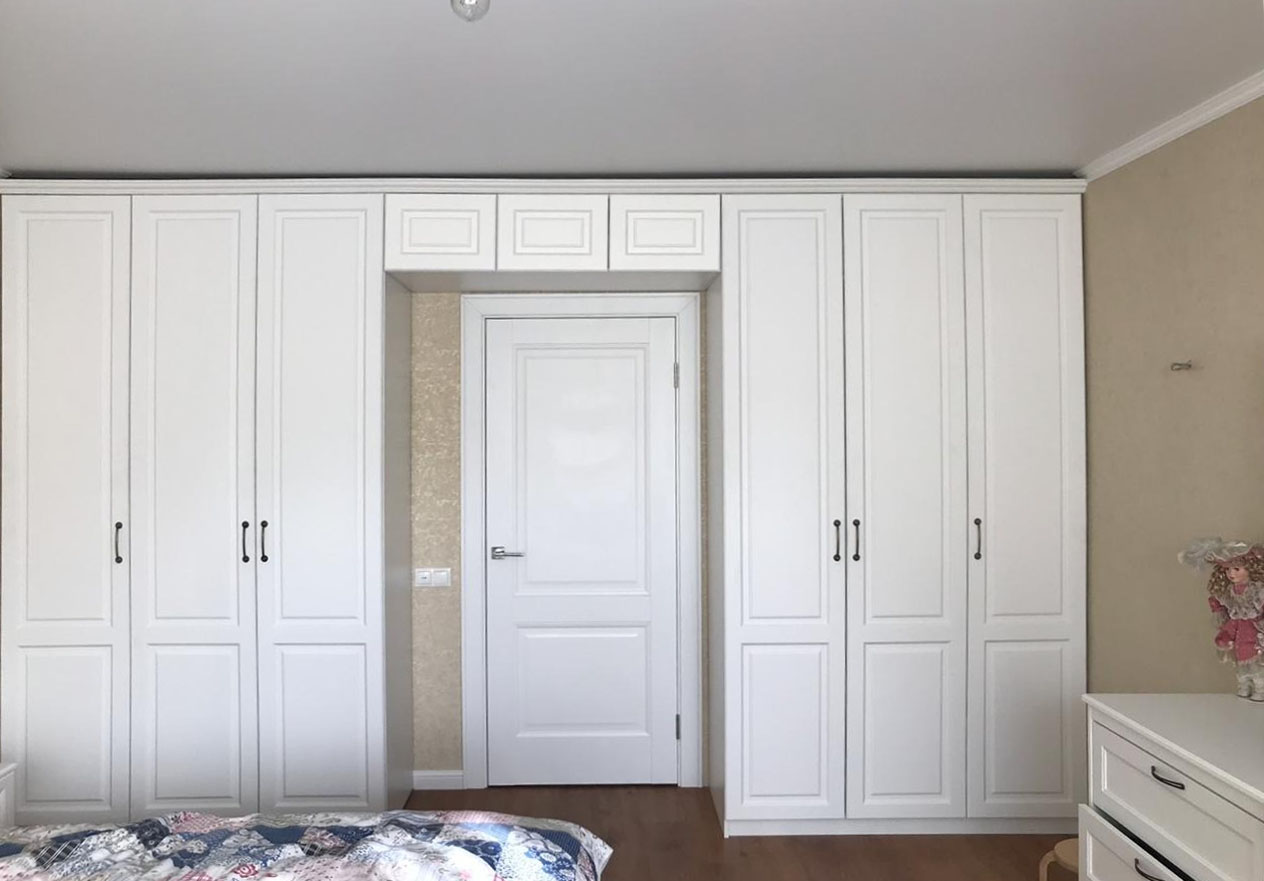 wardrobe around the doorway design ideas