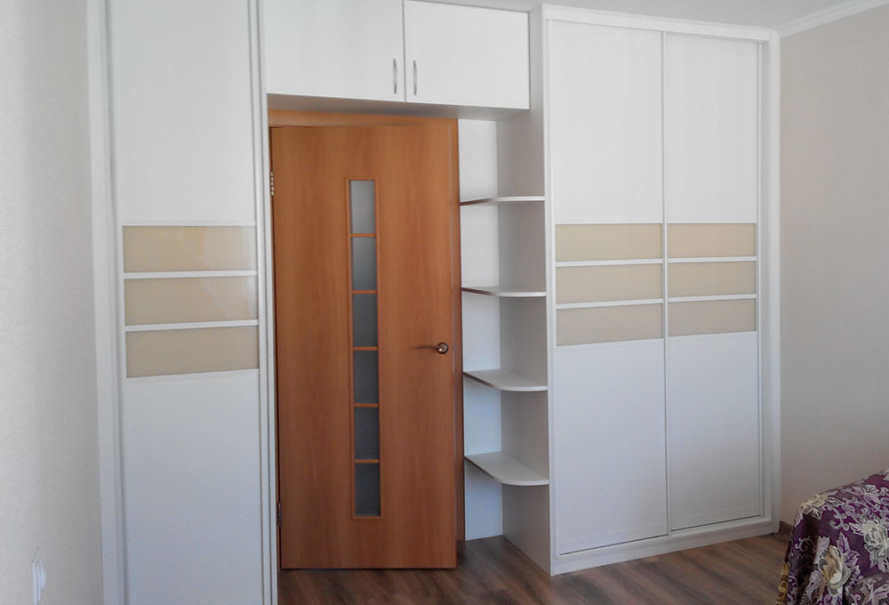 wardrobe around the doorway design