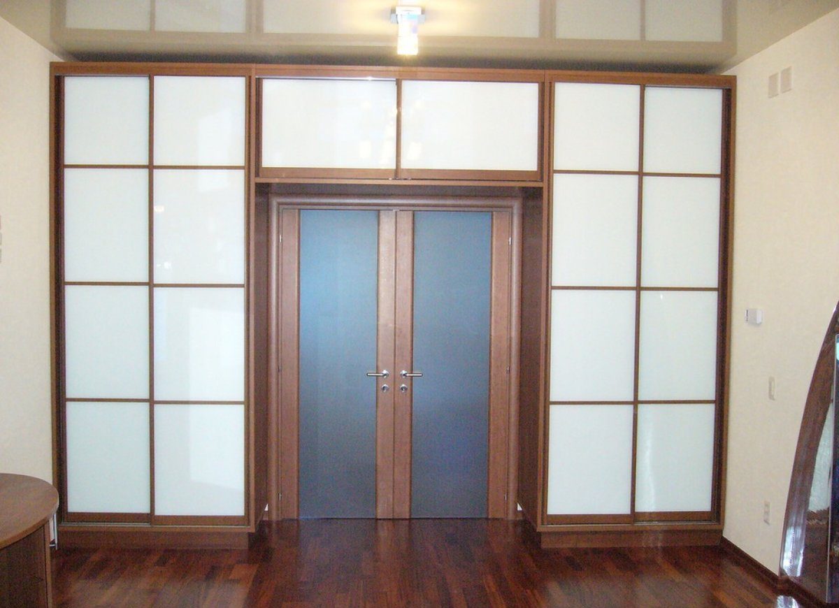 wardrobe around the doorway decoration photo