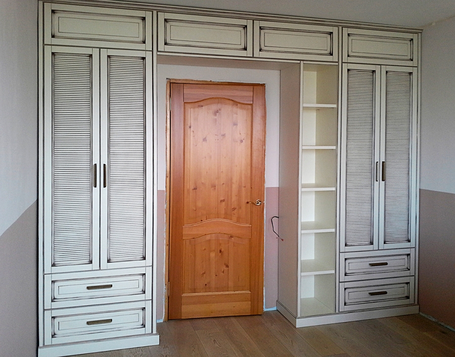 wardrobe around the doorway decoration ideas