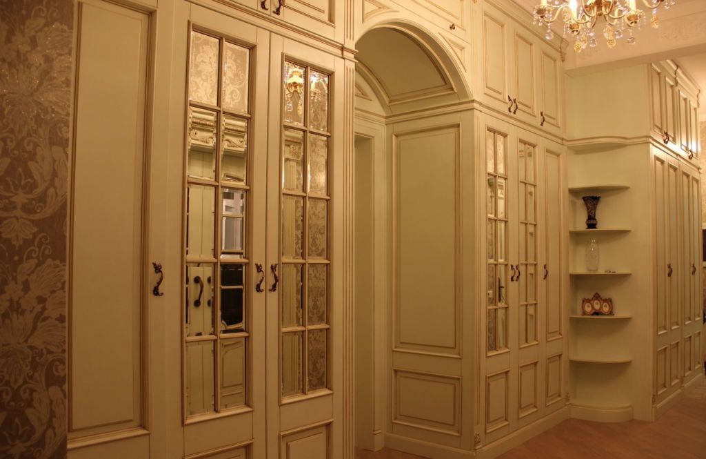 wardrobe around the doorway in the hallway