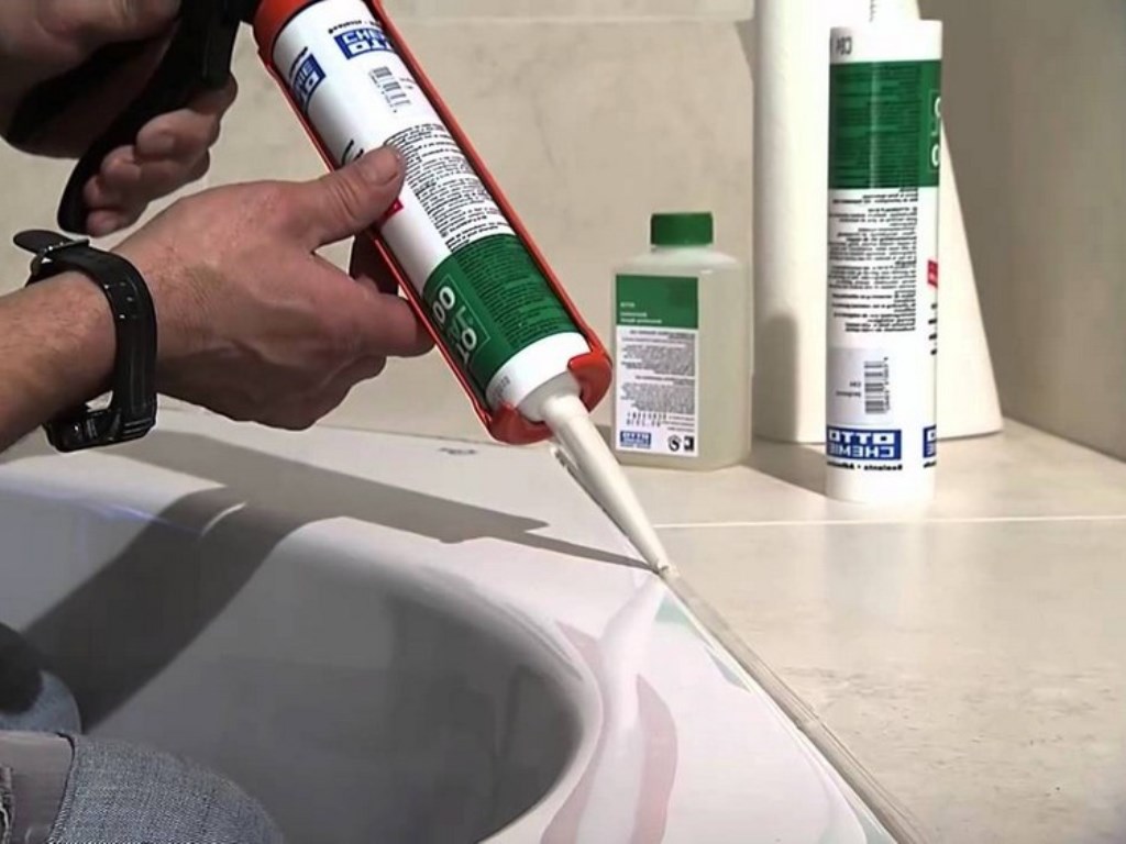 mastic silicone dans la salle de bain