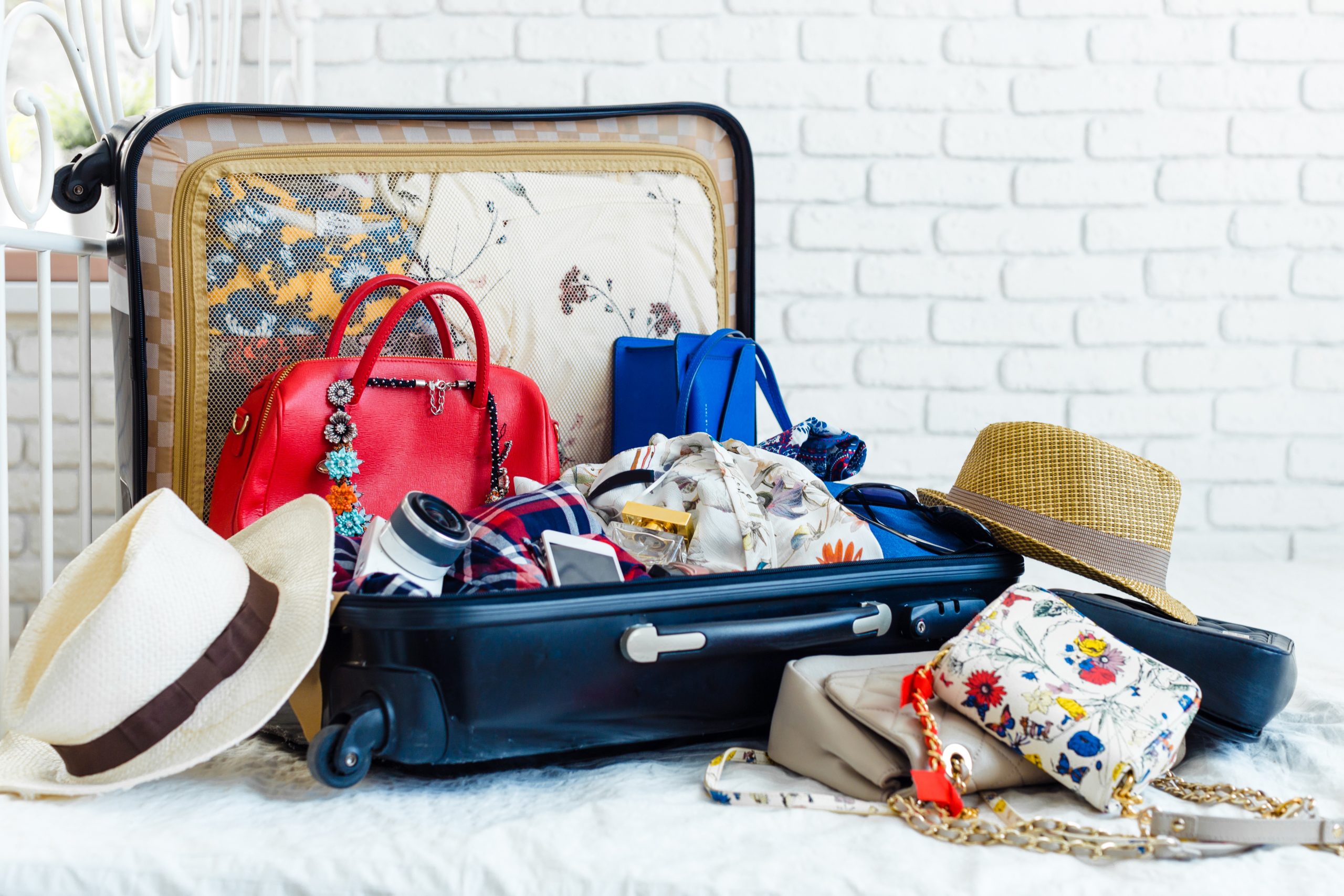 valise au bord de la mer