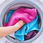 chargement du linge dans la machine