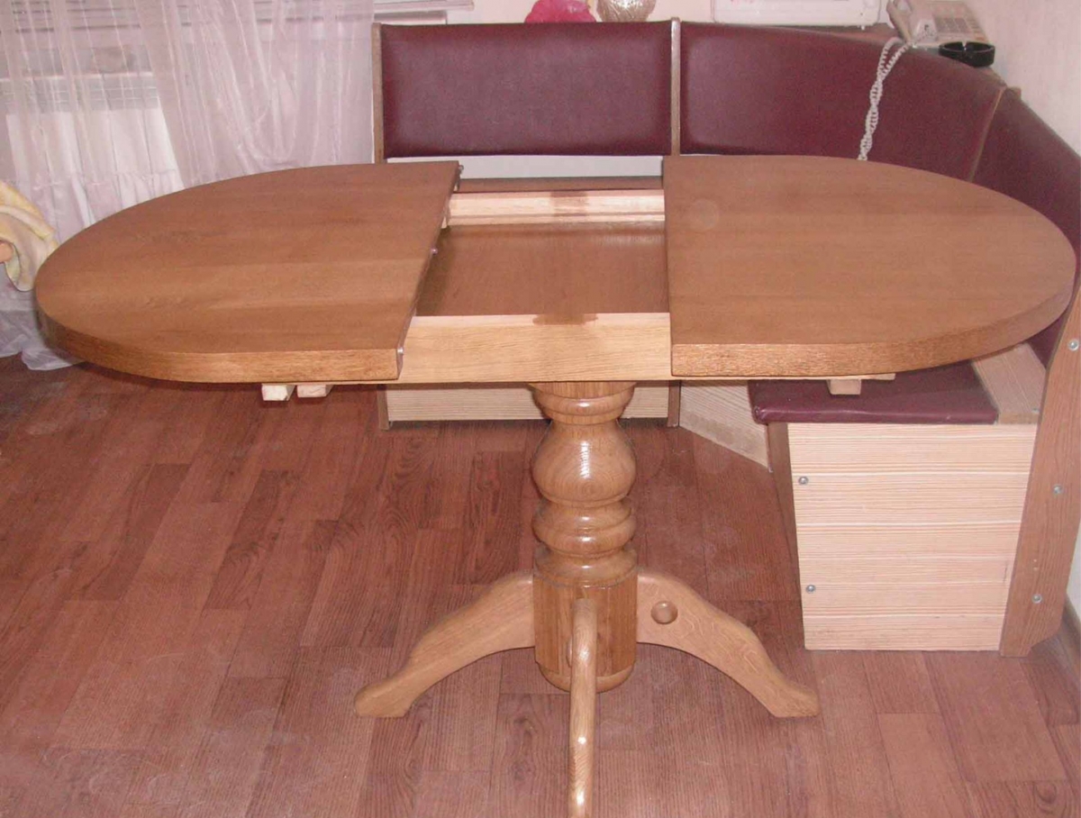 Extendable dining table